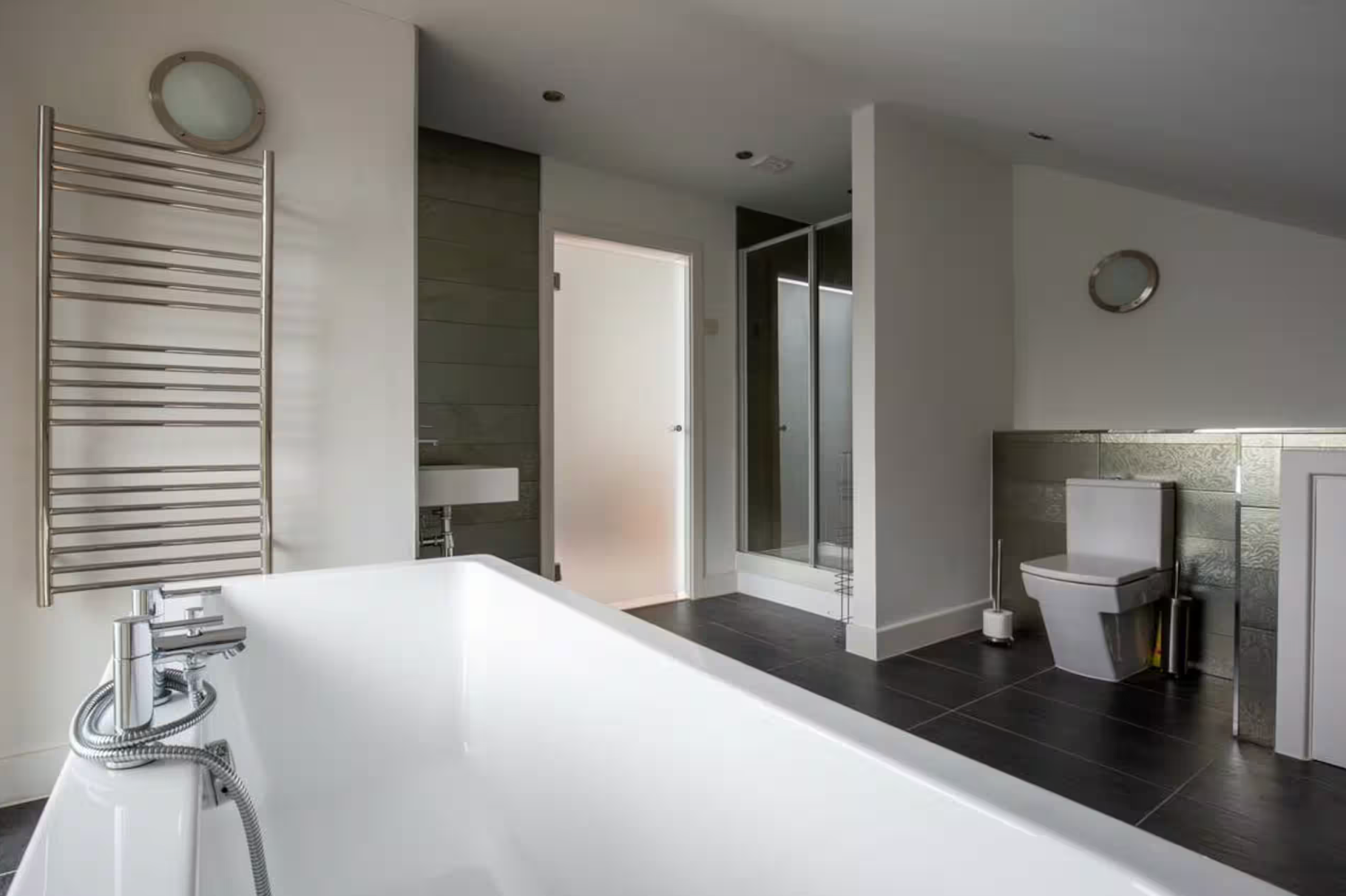 Bathroom with bathtub and mirror